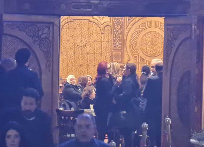 أنغام وكارول سماحة ونبيلة عبيد الأبرز... نجوم الفن يساندون لطيفة في عزاء والدتها بالقاهرة (صور)